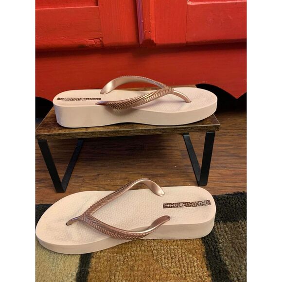 Ipanema Size 10 Rose Gold 1.5" Wedge Flip Flop Sandals Metallic Summer Shoes EUC - Picture 2 of 6
